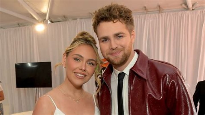 Alex Warren: Girlfriend, net worth, tattoos, smoking & body facts